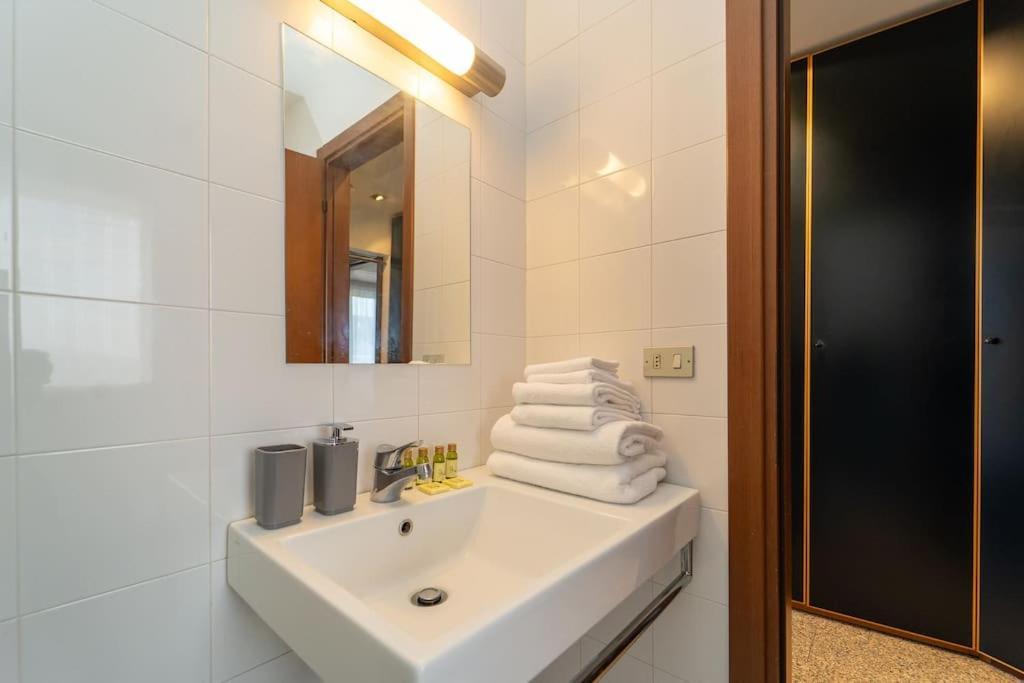 5 Giornate Apt Con Terrazzo E Garage Privato Milan Bagian luar foto
