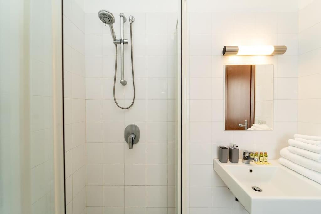 5 Giornate Apt Con Terrazzo E Garage Privato Milan Bagian luar foto